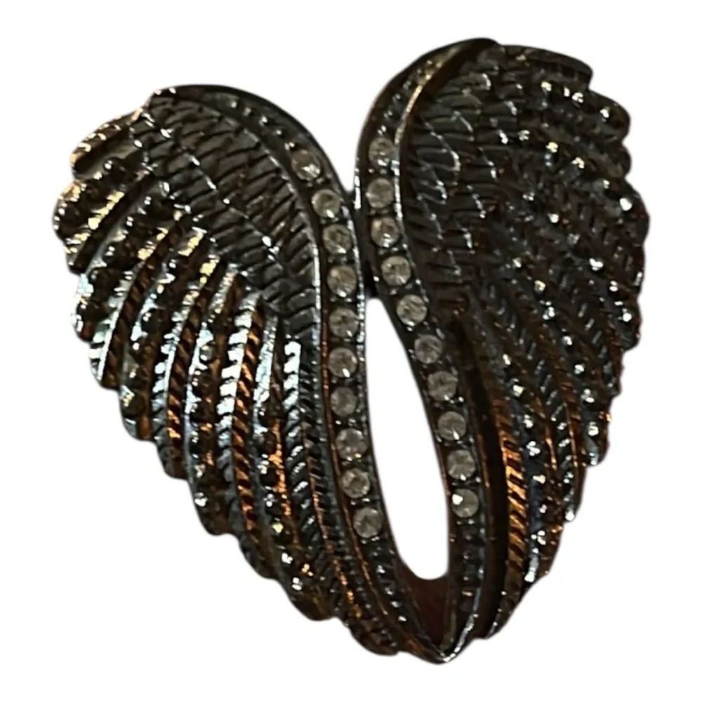 Silver Angel Wing stretch ring with Rhinestone Embellishments - Picture 5 of 5